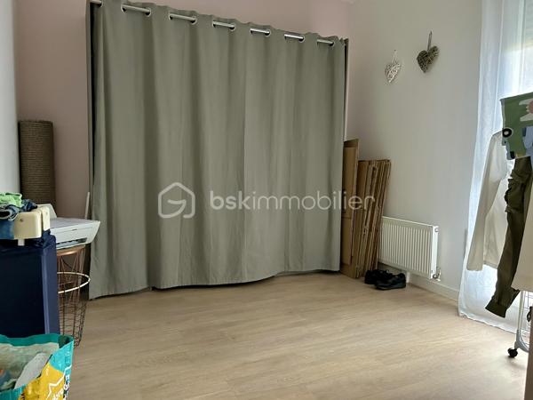 Situé dans une résidence récente de 2018, composée de 42 logements, offrant une bonne performance énergétique et un cadre de vie agréable, je vous invite à découvrir ce bel appartement en rez-de-jardin.

Idéalement situé, vous profiterez d'un emplacement privilégié :
- à 5 minutes à pied de la gare reliant PARIS GARE DE LYON en 45 minutes;
- à proximité immédiate d'un supermarché ;
- à seulement 10 minutes à pied du centre historique de Moret-sur-Loing, l'un des plus beaux villages de France.

L'appartement se compose de :
- une entrée avec placard ;
- un agréable salon-séjour lumineux ouvert sur une cuisine entièrement équipée ;
- 2 belles chambres avec penderie;
- une salle de bains avec WC et un espace buanderie.

À l'extérieur, vous bénéficierez d'un jardin privatif clos d'environ 40 m², idéal pour profiter des beaux jours.

2 places de stationnement privatives extérieures juste devant l'entrée complètent ce bien.

Cet appartement, alliant confort moderne, faible consommation énergétique et emplacement recherché, conviendra aussi bien à une résidence principale qu'à un investissement locatif.

À visiter sans tarder !