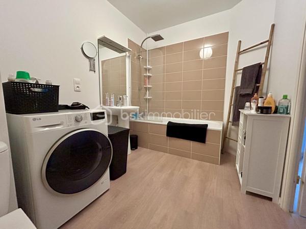 Situé dans une résidence récente de 2018, composée de 42 logements, offrant une bonne performance énergétique et un cadre de vie agréable, je vous invite à découvrir ce bel appartement en rez-de-jardin.

Idéalement situé, vous profiterez d'un emplacement privilégié :
- à 5 minutes à pied de la gare reliant PARIS GARE DE LYON en 45 minutes;
- à proximité immédiate d'un supermarché ;
- à seulement 10 minutes à pied du centre historique de Moret-sur-Loing, l'un des plus beaux villages de France.

L'appartement se compose de :
- une entrée avec placard ;
- un agréable salon-séjour lumineux ouvert sur une cuisine entièrement équipée ;
- 2 belles chambres avec penderie;
- une salle de bains avec WC et un espace buanderie.

À l'extérieur, vous bénéficierez d'un jardin privatif clos d'environ 40 m², idéal pour profiter des beaux jours.

2 places de stationnement privatives extérieures juste devant l'entrée complètent ce bien.

Cet appartement, alliant confort moderne, faible consommation énergétique et emplacement recherché, conviendra aussi bien à une résidence principale qu'à un investissement locatif.

À visiter sans tarder !