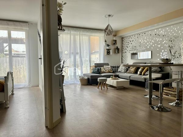 Situé dans une résidence récente de 2018, composée de 42 logements, offrant une bonne performance énergétique et un cadre de vie agréable, je vous invite à découvrir ce bel appartement en rez-de-jardin.

Idéalement situé, vous profiterez d'un emplacement privilégié :
- à 5 minutes à pied de la gare reliant PARIS GARE DE LYON en 45 minutes;
- à proximité immédiate d'un supermarché ;
- à seulement 10 minutes à pied du centre historique de Moret-sur-Loing, l'un des plus beaux villages de France.

L'appartement se compose de :
- une entrée avec placard ;
- un agréable salon-séjour lumineux ouvert sur une cuisine entièrement équipée ;
- 2 belles chambres avec penderie;
- une salle de bains avec WC et un espace buanderie.

À l'extérieur, vous bénéficierez d'un jardin privatif clos d'environ 40 m², idéal pour profiter des beaux jours.

2 places de stationnement privatives extérieures juste devant l'entrée complètent ce bien.

Cet appartement, alliant confort moderne, faible consommation énergétique et emplacement recherché, conviendra aussi bien à une résidence principale qu'à un investissement locatif.

À visiter sans tarder !