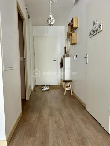 Situé dans une résidence récente de 2018, composée de 42 logements, offrant une bonne performance énergétique et un cadre de vie agréable, je vous invite à découvrir ce bel appartement en rez-de-jardin.

Idéalement situé, vous profiterez d'un emplacement privilégié :
- à 5 minutes à pied de la gare reliant PARIS GARE DE LYON en 45 minutes;
- à proximité immédiate d'un supermarché ;
- à seulement 10 minutes à pied du centre historique de Moret-sur-Loing, l'un des plus beaux villages de France.

L'appartement se compose de :
- une entrée avec placard ;
- un agréable salon-séjour lumineux ouvert sur une cuisine entièrement équipée ;
- 2 belles chambres avec penderie;
- une salle de bains avec WC et un espace buanderie.

À l'extérieur, vous bénéficierez d'un jardin privatif clos d'environ 40 m², idéal pour profiter des beaux jours.

2 places de stationnement privatives extérieures juste devant l'entrée complètent ce bien.

Cet appartement, alliant confort moderne, faible consommation énergétique et emplacement recherché, conviendra aussi bien à une résidence principale qu'à un investissement locatif.

À visiter sans tarder !