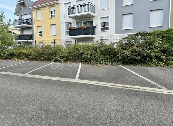 Situé dans une résidence récente de 2018, composée de 42 logements, offrant une bonne performance énergétique et un cadre de vie agréable, je vous invite à découvrir ce bel appartement en rez-de-jardin.

Idéalement situé, vous profiterez d'un emplacement privilégié :
- à 5 minutes à pied de la gare reliant PARIS GARE DE LYON en 45 minutes;
- à proximité immédiate d'un supermarché ;
- à seulement 10 minutes à pied du centre historique de Moret-sur-Loing, l'un des plus beaux villages de France.

L'appartement se compose de :
- une entrée avec placard ;
- un agréable salon-séjour lumineux ouvert sur une cuisine entièrement équipée ;
- 2 belles chambres avec penderie;
- une salle de bains avec WC et un espace buanderie.

À l'extérieur, vous bénéficierez d'un jardin privatif clos d'environ 40 m², idéal pour profiter des beaux jours.

2 places de stationnement privatives extérieures juste devant l'entrée complètent ce bien.

Cet appartement, alliant confort moderne, faible consommation énergétique et emplacement recherché, conviendra aussi bien à une résidence principale qu'à un investissement locatif.

À visiter sans tarder !