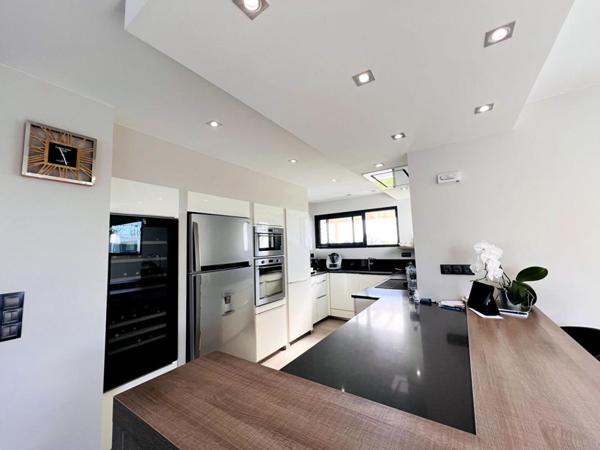 Belle contemporaine- piscine- 196 m2- 3 suites,1ch- Bureau