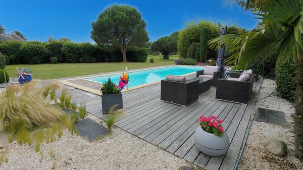 Villa d' architecte avec piscine sur le golf