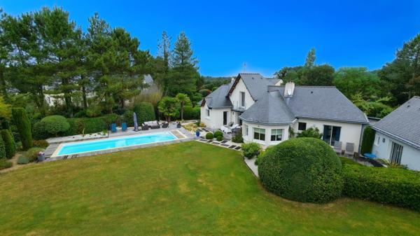 Villa d' architecte avec piscine sur le golf