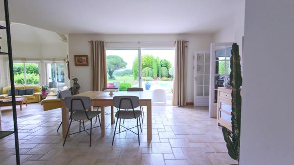 Villa d' architecte avec piscine sur le golf