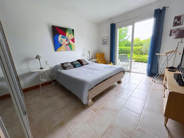 Villa d' architecte avec piscine sur le golf
