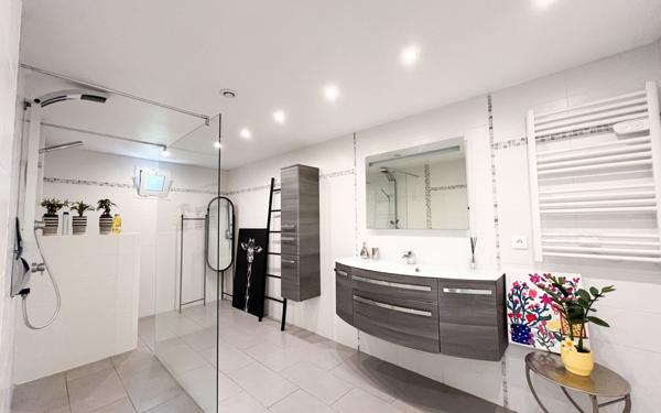 Maison à vendre    6 pièces • 257,80 m2 Le Cannet