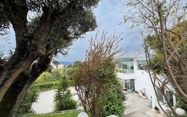 Maison à vendre    6 pièces • 257,80 m2 Le Cannet