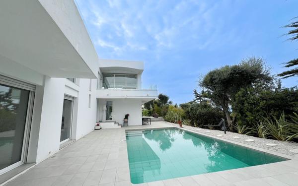 Maison à vendre    6 pièces • 257,80 m2 Le Cannet