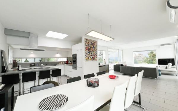 Maison à vendre    6 pièces • 257,80 m2 Le Cannet