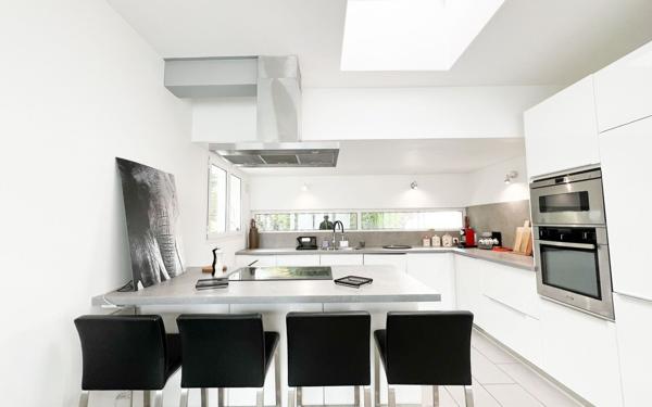 Maison à vendre    6 pièces • 257,80 m2 Le Cannet