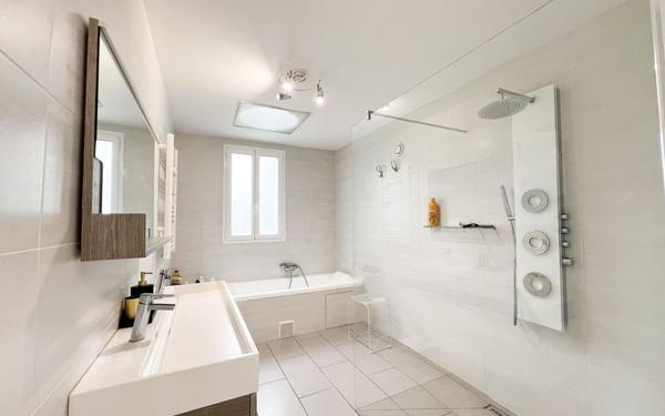 Maison à vendre    6 pièces • 257,80 m2 Le Cannet