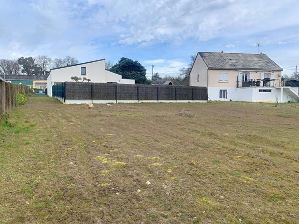 A VENDRE proche de SEICHES SUR LE LOIR à La Chapelle Saint Laud Terrain constructible de 861 m² hors lotissement !