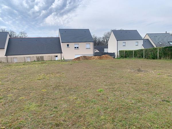 A VENDRE proche de SEICHES SUR LE LOIR à La Chapelle Saint Laud Terrain constructible de 861 m² hors lotissement !