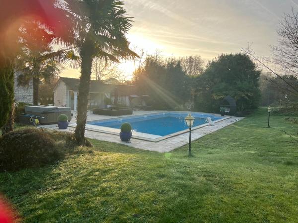 Dpt Vienne (86), à vendre à Thuré, Maison de Maître 16 pièces 670m2-35720 m2