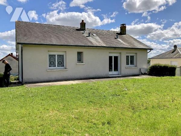 MALICORNE SUR SARTHE : PAVILLON SUR GARAGE et sur terrain 957 m²