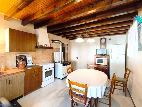 Jolie maison de village d'une surface habitable de 92 m2  avec dépendances