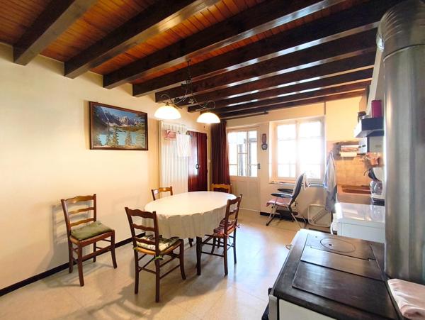 Jolie maison de village d'une surface habitable de 92 m2  avec dépendances