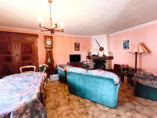 Jolie maison de village d'une surface habitable de 92 m2  avec dépendances