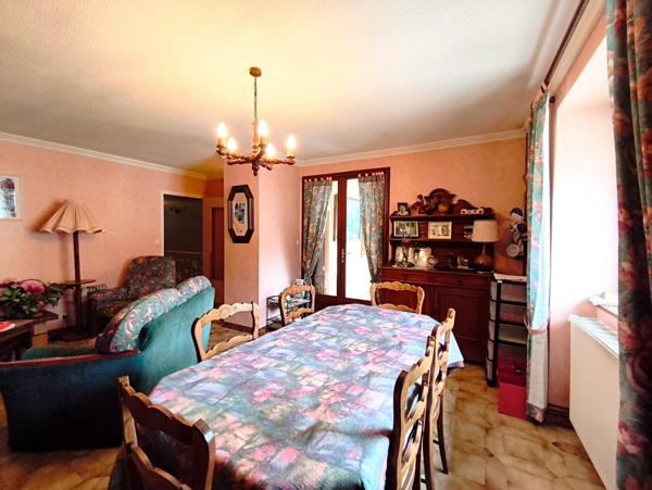 Jolie maison de village d'une surface habitable de 92 m2  avec dépendances