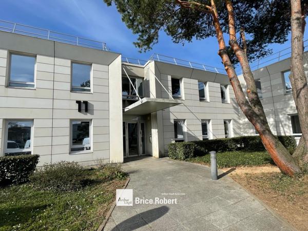 Bureaux à louer à Bron entièrement rénovés avec parkings extérieurs