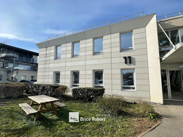 Bureaux à louer à Bron entièrement rénovés avec parkings extérieurs