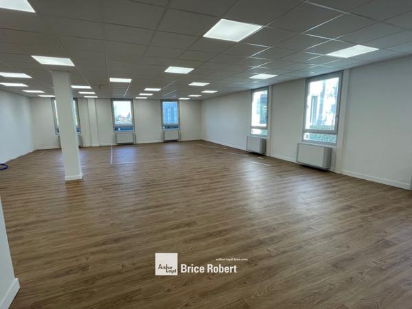 Bureaux à louer à Bron entièrement rénovés avec parkings extérieurs