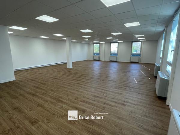 Bureaux à louer à Bron entièrement rénovés avec parkings extérieurs