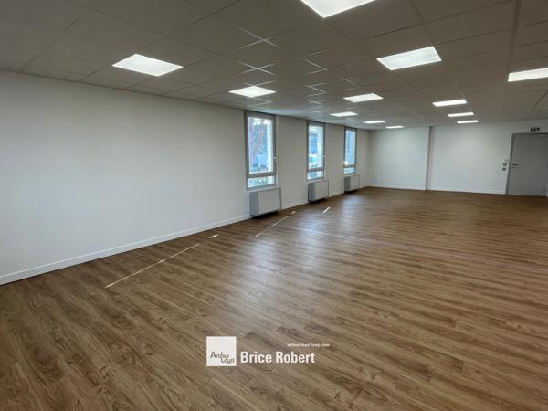 Bureaux à louer à Bron entièrement rénovés avec parkings extérieurs