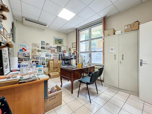 Saint-Affrique (12400) Commerce et bureaux - Emplacement de 1er choix !!!