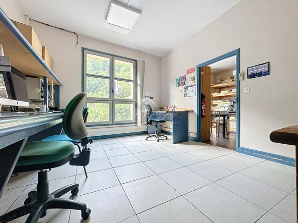 Saint-Affrique (12400) Commerce et bureaux - Emplacement de 1er choix !!!