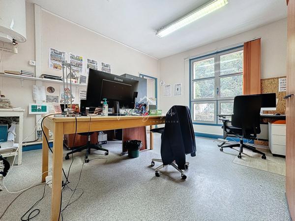 Saint-Affrique (12400) Commerce et bureaux - Emplacement de 1er choix !!!