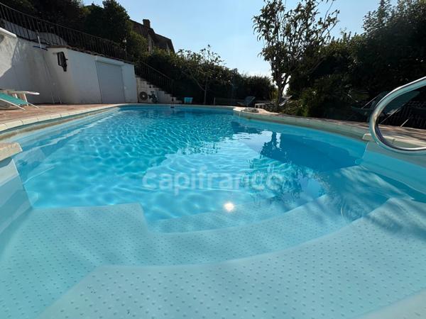 Maison à vendre 8 pièces LES ISSAMBRES (83), vue mer, piscine, 6 chambres, 2 appartements indépendants, boulodrome, garage, parking !!