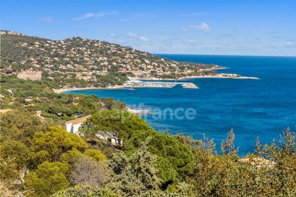 Maison à vendre 8 pièces LES ISSAMBRES (83), vue mer, piscine, 6 chambres, 2 appartements indépendants, boulodrome, garage, parking !!