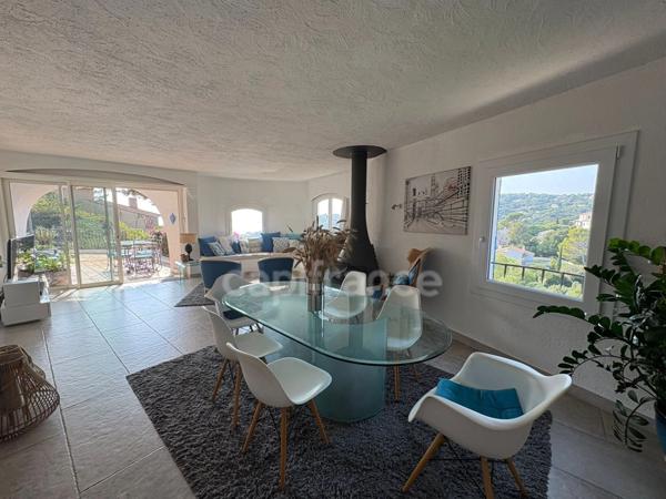 Maison à vendre 8 pièces LES ISSAMBRES (83), vue mer, piscine, 6 chambres, 2 appartements indépendants, boulodrome, garage, parking !!