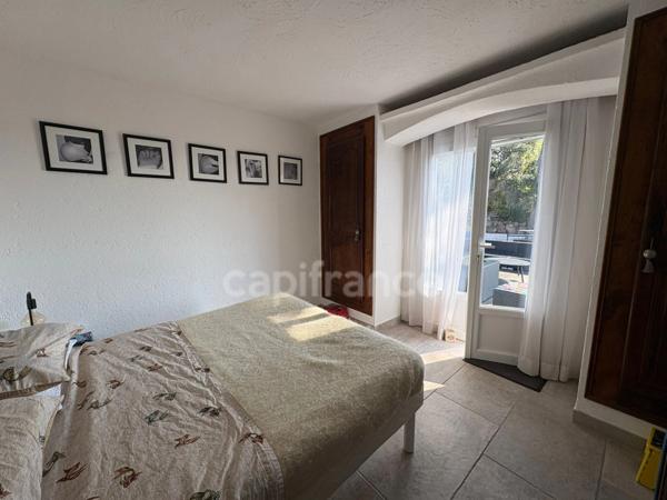 Maison à vendre 8 pièces LES ISSAMBRES (83), vue mer, piscine, 6 chambres, 2 appartements indépendants, boulodrome, garage, parking !!