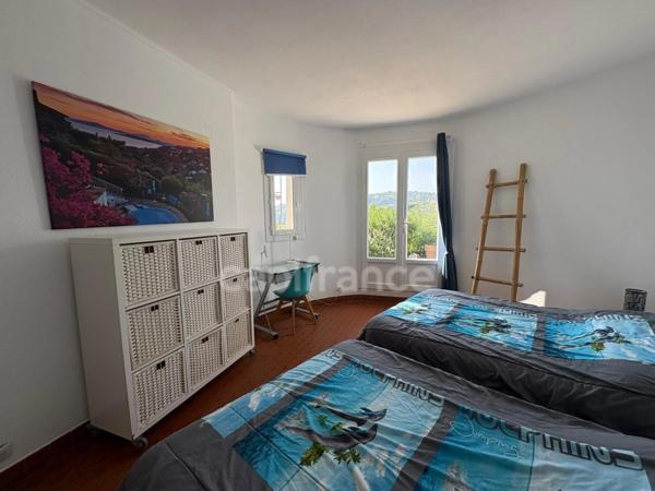 Maison à vendre 8 pièces LES ISSAMBRES (83), vue mer, piscine, 6 chambres, 2 appartements indépendants, boulodrome, garage, parking !!