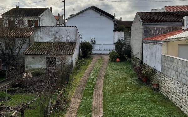 Maison à vendre    2 pièces •  Saintes