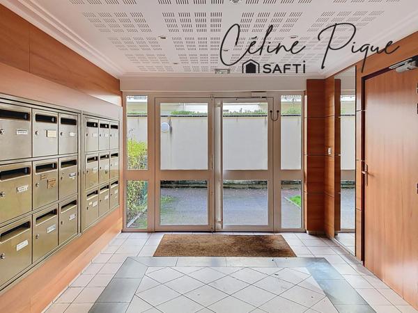 Appartement 3 pièces vendu libre avec cave et garage.