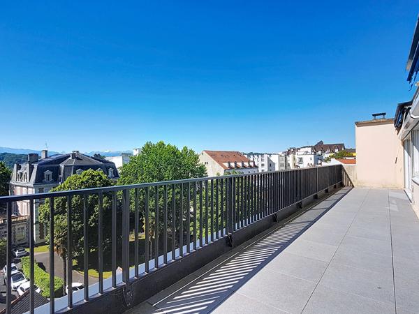 PAU Centre-Ville Appartement de 138.24 m² en dernier étage avec roof-top de 80 m² et terrasse de 28 m² exposée sud avec vue Pyrénées , un parking en sous-sol dans une résidence sécurisée avec ascenseur