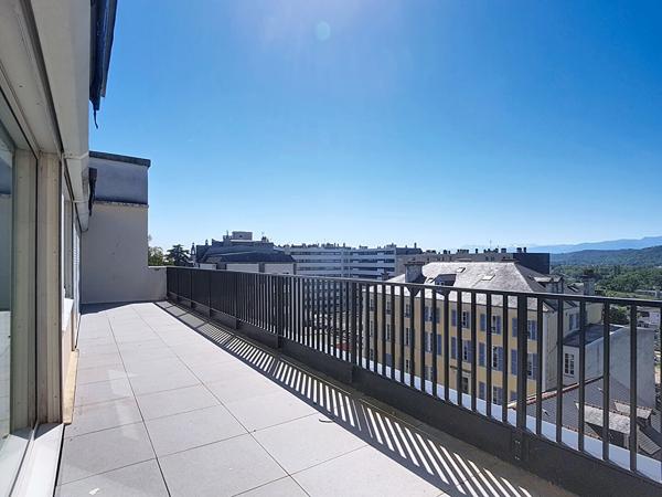 PAU Centre-Ville Appartement de 138.24 m² en dernier étage avec roof-top de 80 m² et terrasse de 28 m² exposée sud avec vue Pyrénées , un parking en sous-sol dans une résidence sécurisée avec ascenseur