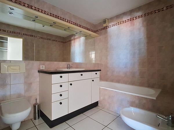 PAU Centre-Ville Appartement de 138.24 m² en dernier étage avec roof-top de 80 m² et terrasse de 28 m² exposée sud avec vue Pyrénées , un parking en sous-sol dans une résidence sécurisée avec ascenseur