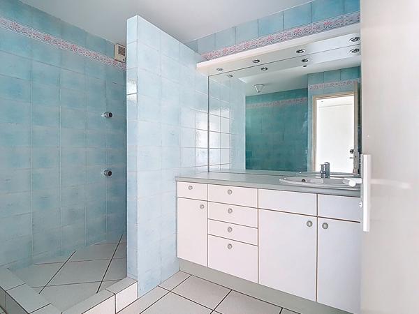 PAU Centre-Ville Appartement de 138.24 m² en dernier étage avec roof-top de 80 m² et terrasse de 28 m² exposée sud avec vue Pyrénées , un parking en sous-sol dans une résidence sécurisée avec ascenseur