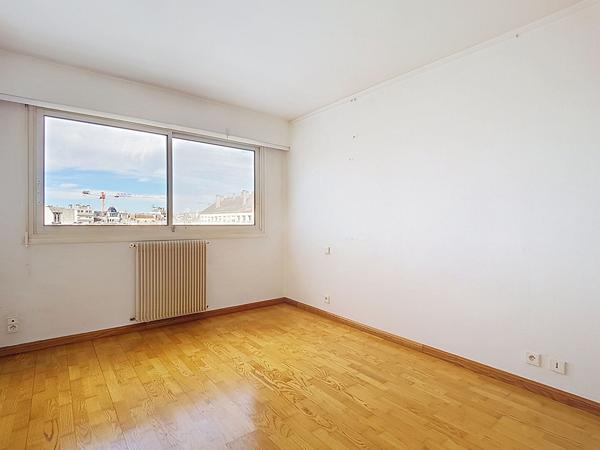 PAU Centre-Ville Appartement de 138.24 m² en dernier étage avec roof-top de 80 m² et terrasse de 28 m² exposée sud avec vue Pyrénées , un parking en sous-sol dans une résidence sécurisée avec ascenseur
