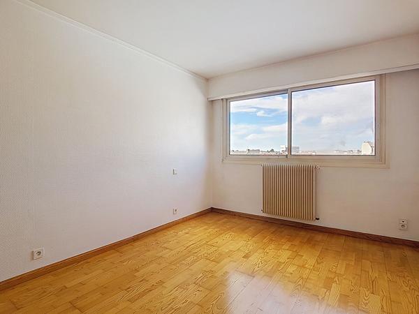 PAU Centre-Ville Appartement de 138.24 m² en dernier étage avec roof-top de 80 m² et terrasse de 28 m² exposée sud avec vue Pyrénées , un parking en sous-sol dans une résidence sécurisée avec ascenseur