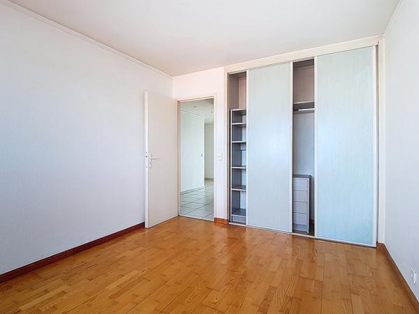 PAU Centre-Ville Appartement de 138.24 m² en dernier étage avec roof-top de 80 m² et terrasse de 28 m² exposée sud avec vue Pyrénées , un parking en sous-sol dans une résidence sécurisée avec ascenseur