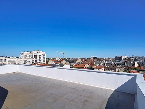 PAU Centre-Ville Appartement de 138.24 m² en dernier étage avec roof-top de 80 m² et terrasse de 28 m² exposée sud avec vue Pyrénées , un parking en sous-sol dans une résidence sécurisée avec ascenseur
