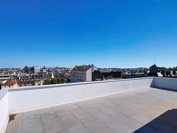 PAU Centre-Ville Appartement de 138.24 m² en dernier étage avec roof-top de 80 m² et terrasse de 28 m² exposée sud avec vue Pyrénées , un parking en sous-sol dans une résidence sécurisée avec ascenseur