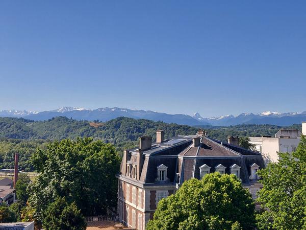 PAU Centre-Ville Appartement de 138.24 m² en dernier étage avec roof-top de 80 m² et terrasse de 28 m² exposée sud avec vue Pyrénées , un parking en sous-sol dans une résidence sécurisée avec ascenseur