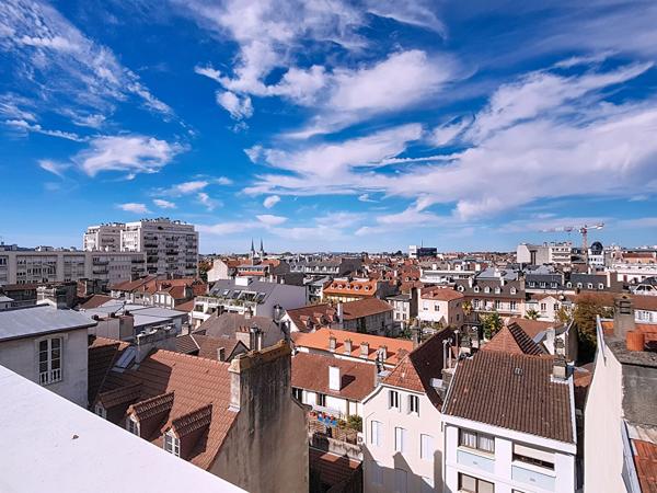 PAU Centre-Ville Appartement de 138.24 m² en dernier étage avec roof-top de 80 m² et terrasse de 28 m² exposée sud avec vue Pyrénées , un parking en sous-sol dans une résidence sécurisée avec ascenseur